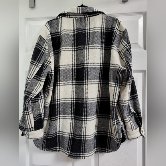 Shacket Plaid Button-Up in Black and White Double Button Pockets Size L - Picture 6 of 7